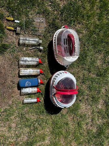 Transportbakjes, drinkflessen en hooinetje