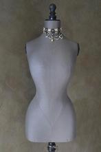 Antieke wespentaille paspop met duivenborst, Enlèvement ou Envoi