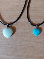 2 colliers fantaisie avec cœurs en verre bleutés, Bijoux, Sacs & Beauté, Boucles d'oreilles, Noir, Enlèvement ou Envoi, Neuf, Verre