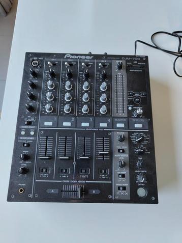 Pioneer DJM 700 + decksaver beschikbaar voor biedingen