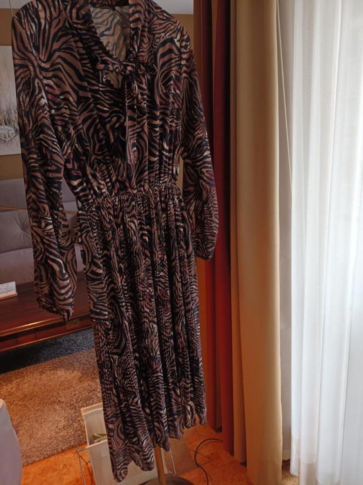 Volledig nieuw kleed  "LATINO"   e, Kleding | Dames, Jurken, Maat 42/44 (L), Ophalen of Verzenden