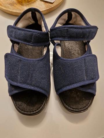 2 paires de chaussures orthopédiques. beschikbaar voor biedingen