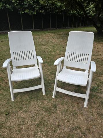 2 witte tuinstoelen van Hartman in perfecte staat + kussens beschikbaar voor biedingen