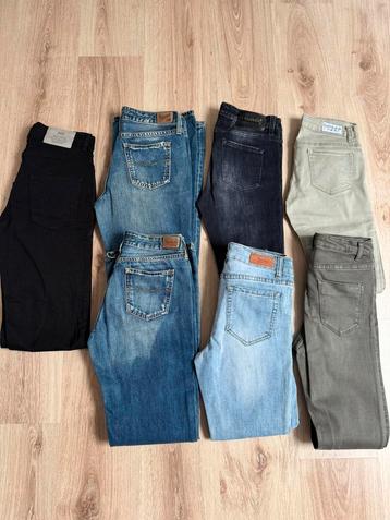 7 damesjeans Small . Perfecte staat . beschikbaar voor biedingen