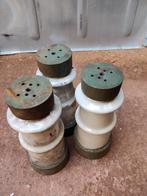 Vintage porseleinen isolator met metalen voeten ., Antiek en Kunst, Ophalen