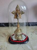 kruisbeeld onder stolp, Ophalen