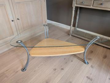 salontafeltje met glas beschikbaar voor biedingen