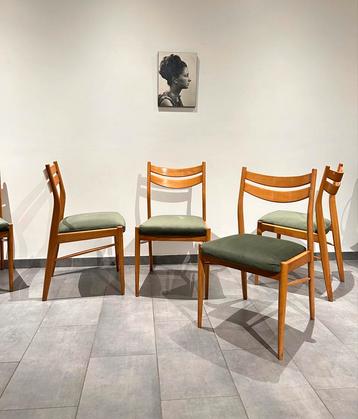 5 houten vintage stoelen beschikbaar voor biedingen
