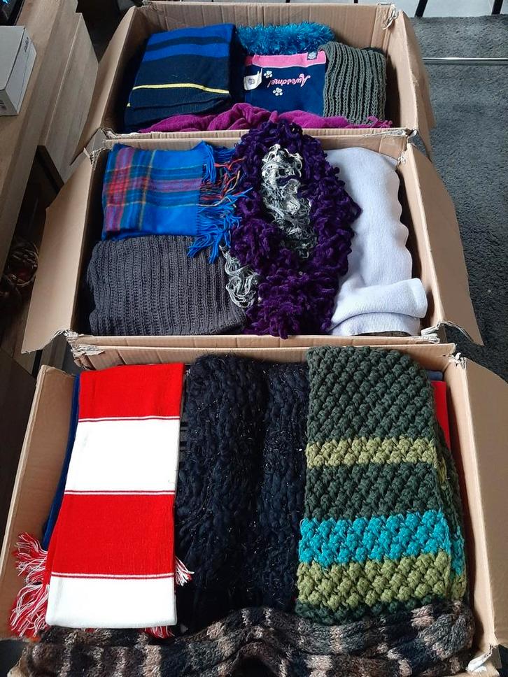 Sjaals , 5 €/doos , 10 € v alle 3 dozen of 1€/stuk . 91 st, Kleding | Dames, Dames-kledingpakketten, Ophalen of Verzenden