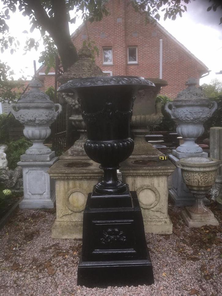 antieke XL gietijzeren tuinvaas op sokkel, Tuin en Terras, Tuinvazen, Gebruikt, Ophalen