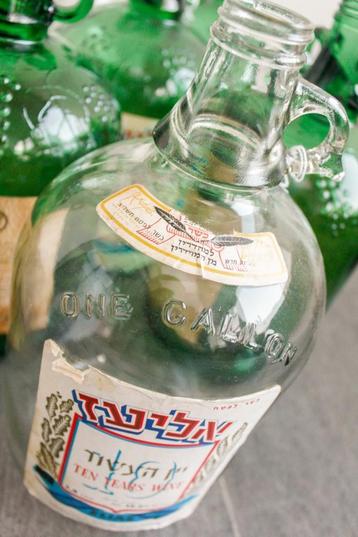 glazen wijnfles Eliaz beschikbaar voor biedingen