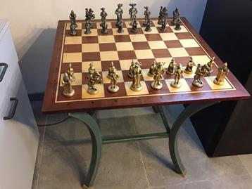Design schaaktafel groot schaakbord en metalen schaakstukken beschikbaar voor biedingen