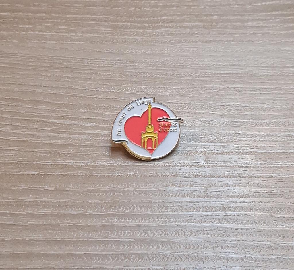 PIN - AU COEUR DE LIEGE - SENIORS D'ABORD - LUIK, Collections, Broches, Pins & Badges, Envoi, Utilisé, Ville ou Campagne, Insigne ou Pin's