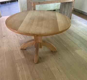 Houten tafel beschikbaar voor biedingen