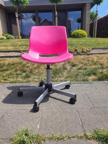Trendy roze bureaustoel met wieltjes   beschikbaar voor biedingen