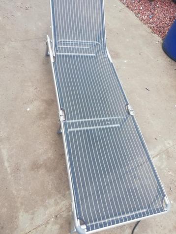loungestoel in de tuin beschikbaar voor biedingen