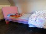 Kinderbed met matras en nachtjastje in nieuwe staat, Ophalen