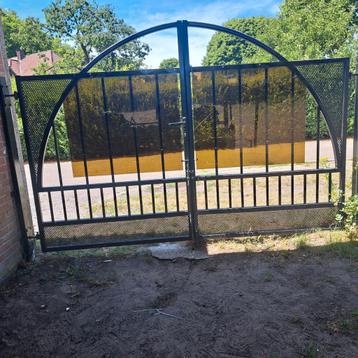 Zwarte metalen tuinpoort te koop  beschikbaar voor biedingen