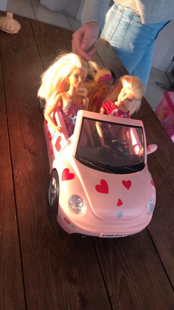 Voiture Hello Kitty et 3 barbies beschikbaar voor biedingen