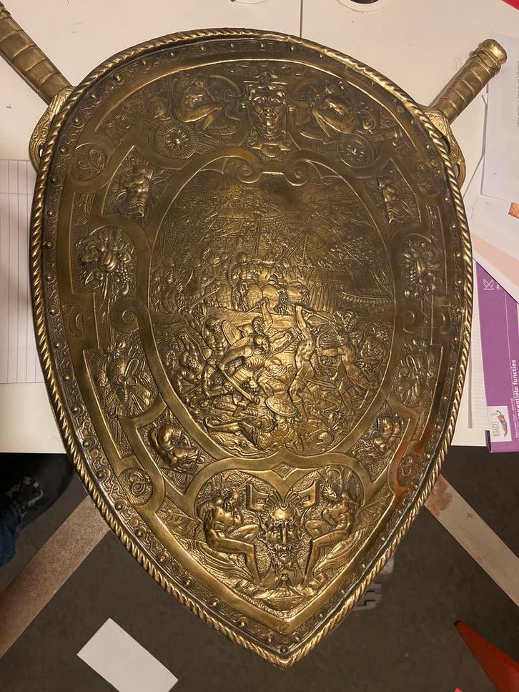 Le bouclier décoratif de style ancien et noir (19e/20e), Antiquités & Art, Antiquités | Bronze & Cuivre, Enlèvement