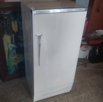 Réfrigérateur des années 60  combi frigo vintage fonctionne beschikbaar voor biedingen