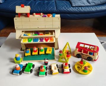 Fisher Price schooltje, schoolbus, autos, speeltuin, popjes beschikbaar voor biedingen