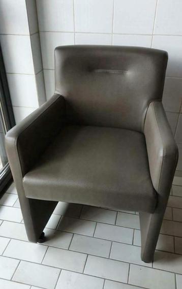 3 Dona taupe eetkamerstoelen op wieltjes beschikbaar voor biedingen
