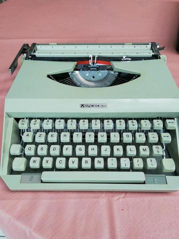 Vintage typemachine  beschikbaar voor biedingen