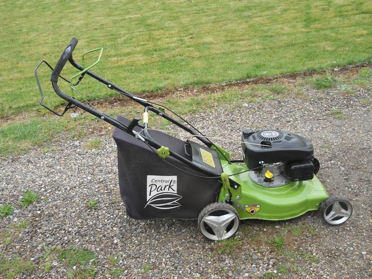 grasmachine central park, Tuin en Terras, Grasmaaiers, Zo goed als nieuw, Benzine-grasmaaier, 40 t/m 49 cm, Cirkelmaaier, Opvangzak