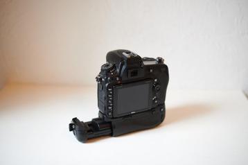 Camera Nikon D750 met extra batterijcompartiment beschikbaar voor biedingen