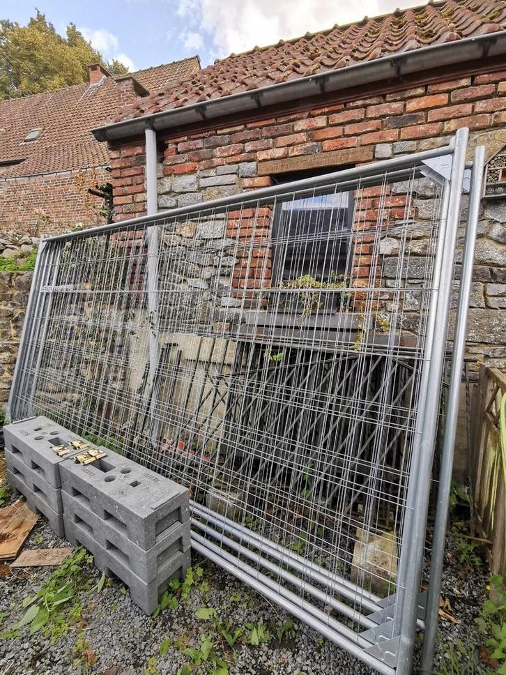 BARRIÈRES HERAS NEUVES 3,5m sur 2m avec socle et attaches, Doe-het-zelf en Bouw, Steigers, Ophalen