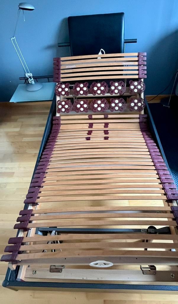 Zwart metalen bed met nachttafel en lattenbodem 200 x 90, Ophalen, Zo goed als nieuw