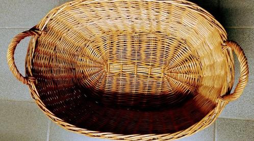 Decoratieve rieten wasmand, Huis en Inrichting, Woonaccessoires | Schalen en Manden, Zo goed als nieuw, Mand, Ovaal, Riet, Ophalen