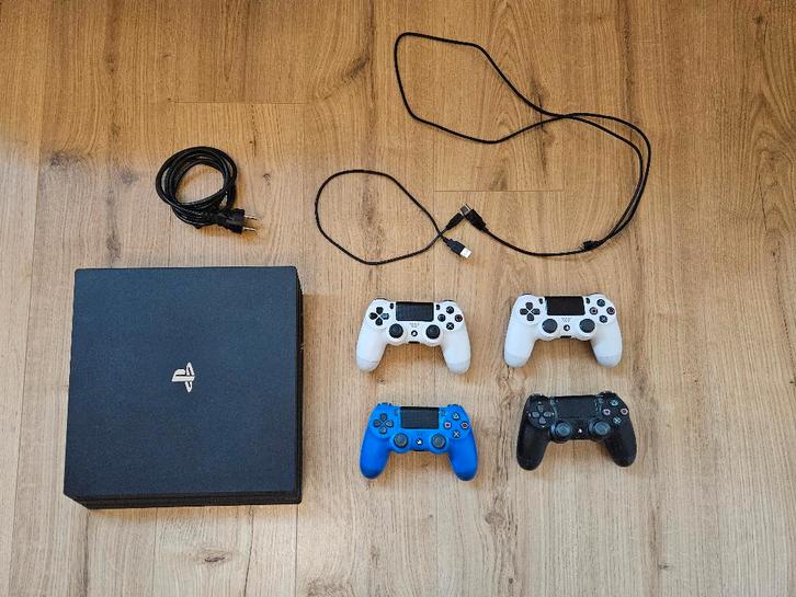 PS4 Pro 1TB + 4 Controllers, Games en Spelcomputers, Spelcomputers | Sony PlayStation 4, Gebruikt, Pro, 1 TB, Met 3 controllers of meer