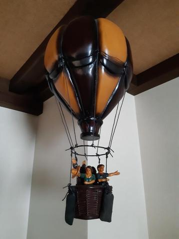 Decoratieve vintage luchtballon met aardewerk poppetjes beschikbaar voor biedingen
