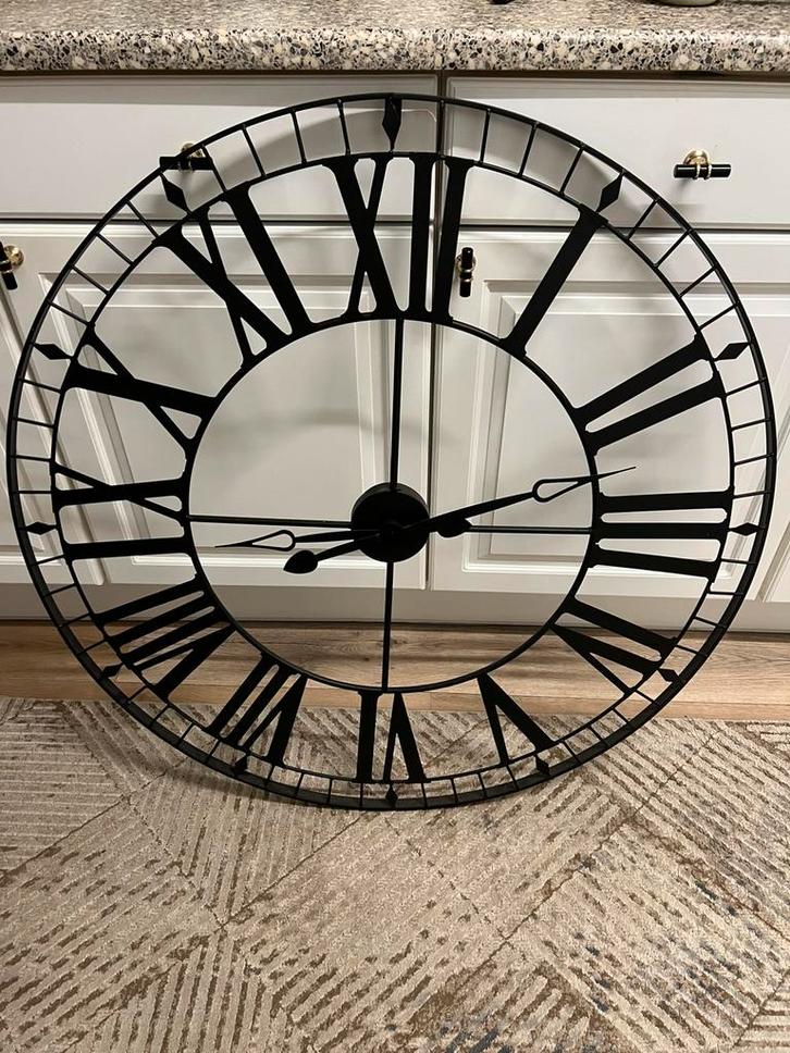 Grote industriële wandklok – zwart met Romeinse cijfers, Huis en Inrichting, Woonaccessoires | Klokken, Wandklok, Ophalen