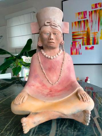 Groot Terracotta beeld .  beschikbaar voor biedingen