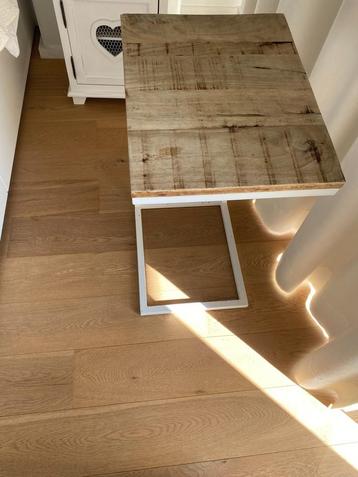 Kleine tafel van hout en metaal —49 x 32 x 63 cm beschikbaar voor biedingen