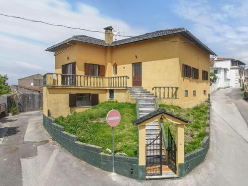 Vrijstaande woning met veranda voor gedeeltelijk renovatie, Immo, Étranger, Portugal, Maison d'habitation, Village