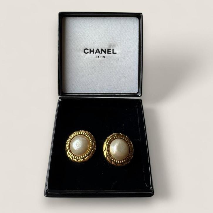 Authentieke vintage Chanel oorbellen, Handtassen en Accessoires, Oorbellen, Gebruikt, Knopjes of Stekers, Overige materialen, Goud