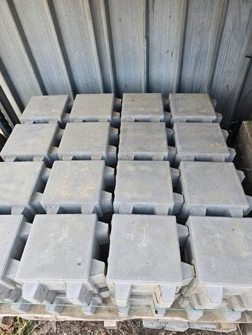 Waterpasserende beton klinkers 20x20cm 12cm dik ca 3.5m2 beschikbaar voor biedingen