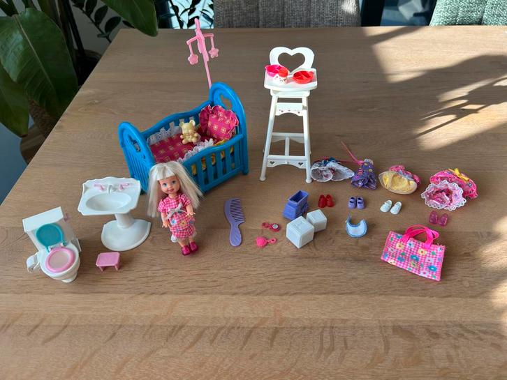 Barbie Kelly set met bedje, badkamer en eetstoel + 5 outfits, Kinderen en Baby's, Speelgoed | Poppen, Zo goed als nieuw, Barbie