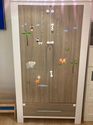 kinderkamer (kast en commode) beschikbaar voor biedingen