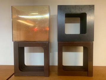 Vintage platenbakken beschikbaar voor biedingen