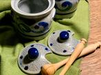 Deux pots à moutarde anciens avec cuillères en bois., Antiquités & Art, Antiquités | Céramique & Poterie, Enlèvement ou Envoi