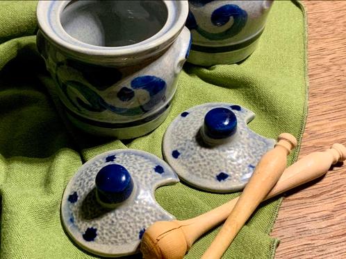 Deux pots à moutarde anciens avec cuillères en bois., Antiquités & Art, Antiquités | Céramique & Poterie, Enlèvement ou Envoi