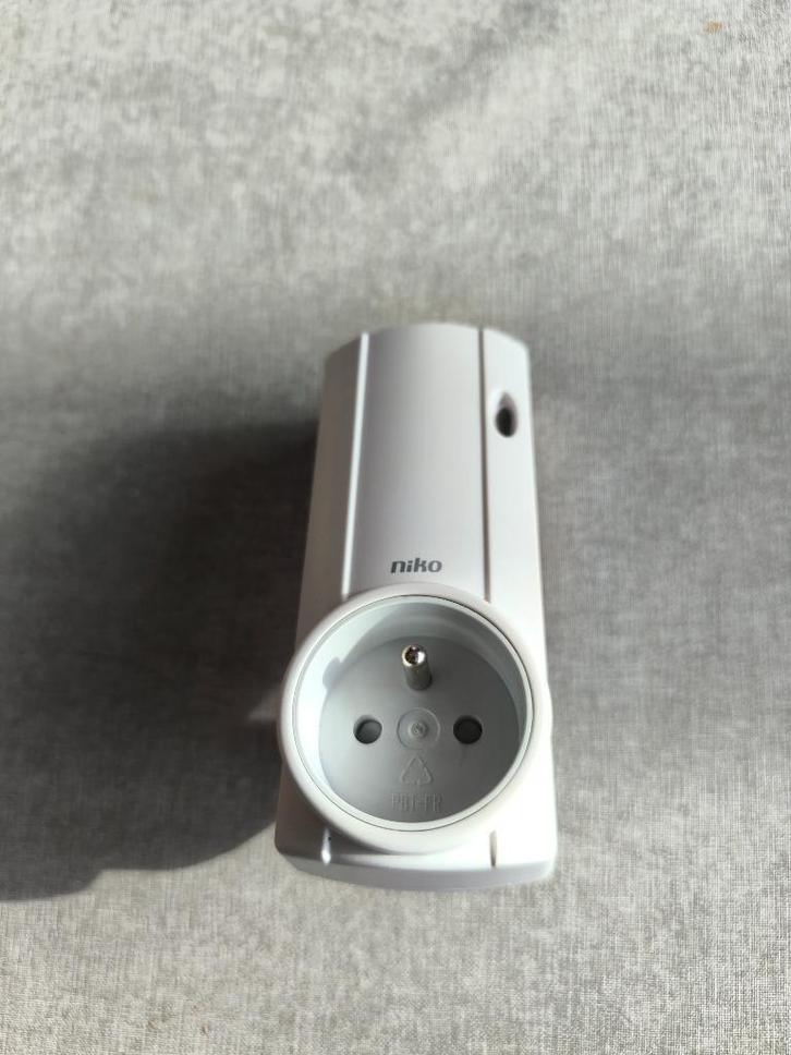 Niko RF Tussenstekker 1 Kanaal 05-340, Doe-het-zelf en Bouw, Elektriciteit en Kabels, Zo goed als nieuw, Ophalen