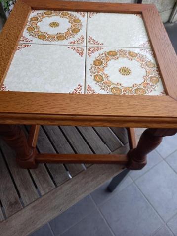 Massief tafeltje in volle eik 38 x 38 x 30 cm. Nieuw beschikbaar voor biedingen