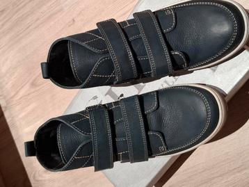 Hoge schoenen met klittenband/ Maat: 38/ Waarde: €100 beschikbaar voor biedingen