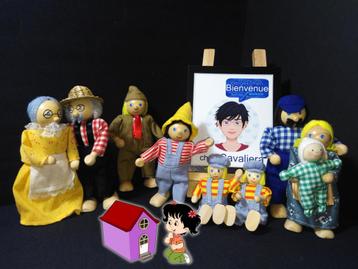 Houten poppenfamilie NOOIT gebruikt in een koffer  beschikbaar voor biedingen